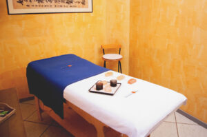 Massaggi rilassanti con pietre calde e sale rosa dell'himalaya. Freedom è anche centro massaggi a Padova: massaggi rilassanti per il corpo e la schiena, massaggio stone therapy. Padova massaggi