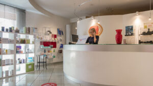 Centro Estetico Freedom Padova: tutti i trattamenti di bellezza viso, corpo e mani. Massaggi rilassanti con oli essenziali. Estetista Padova vicino a te. Reception Molini Elisabetta.